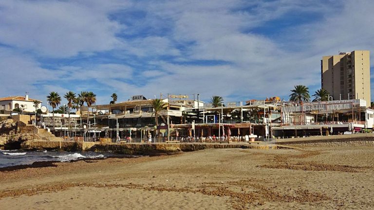 Javea council discusses orders for the closure of four Arenal businesses