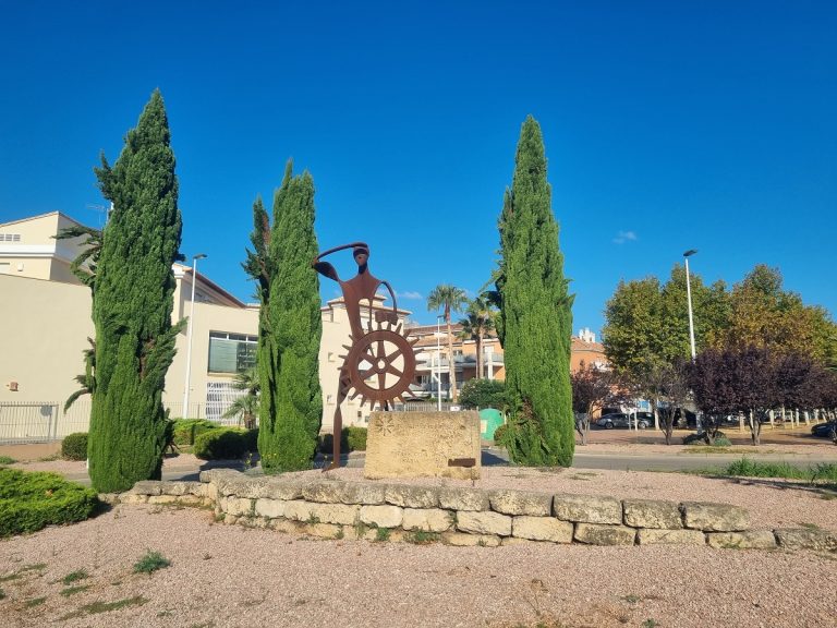 Javea Town Council has voted to award the “9 d’octubre Vila de Xàbia” awards to the sculptor Toni Mari and the association Condenados al Bordillo.